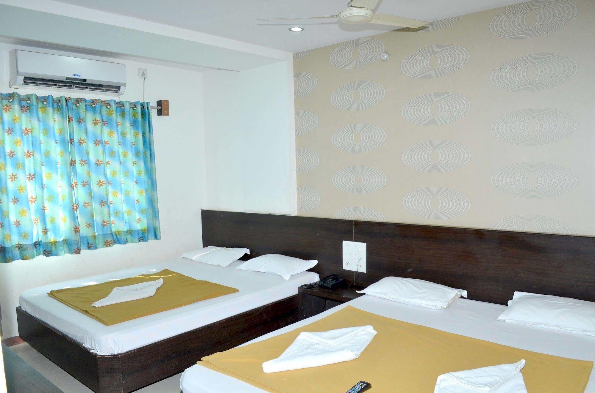 Hotel Sai Kamal Ширді Екстер'єр фото